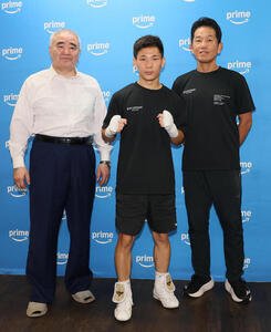 公開練習前に写真に納まる、左から帝拳ジム浜田剛史代表、松本流星、田中繊大トレーナー(撮影･水谷安孝)