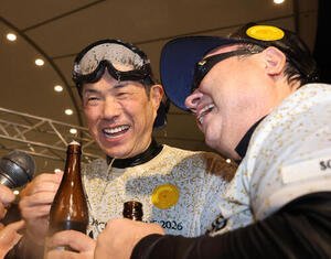 祝勝会で美酒を浴びるソフトバンク小久保裕紀監督と孫正義ソフトバンクオーナー(右)撮影･梅根麻紀)