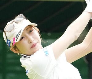 住友生命レディス東海C｢1日目｣　　1番、ティーショットを放つ金田久美子(撮影･森本幸一)