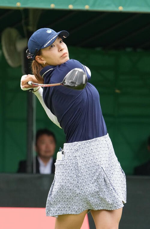 住友生命レディス東海C｢1日目｣　　1番、ティーショットを放つ渋野日向子(撮影･森本幸一)