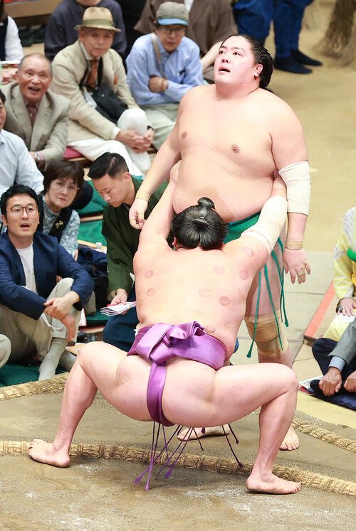 一山本(上)を寄り切りで破る尊富士(撮影･中島郁夫)