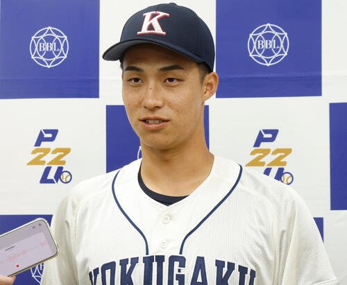 国学院大対中大　囲み取材に応じる国学院大･石野蓮授(撮影･山本朝陽)