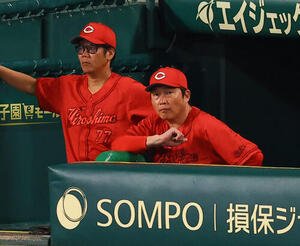 阪神対広島　新井貴浩監督(右)はベンチで厳しい表情を見せる(撮影･上田博志)