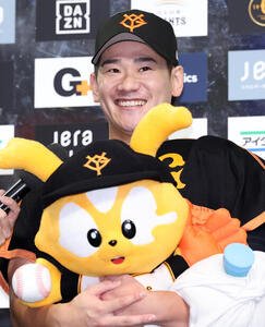 巨人対中日　ヒーローインタビューで笑顔の巨人井上温大(撮影･浅見桂子)