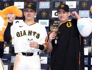 巨人対中日　ヒーローインタビューで笑顔の巨人井上温大(右)と泉口友汰(撮影･浅見桂子)