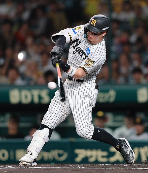 阪神対広島　4回裏阪神無死一、二塁、佐藤輝明は適時打を放つ(撮影･上山淳一)