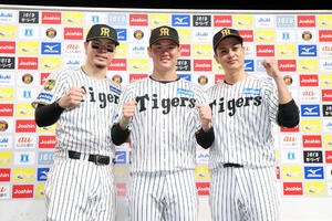 阪神対広島　お立ち台でガッツポーズする阪神の、左から佐藤輝明、及川雅貴、大竹耕太郎(撮影･前田充)