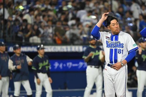 DeNA対ヤクルト　ヤクルトに敗れあいさつするDeNA相川亮二監督(撮影･滝沢徹郎)