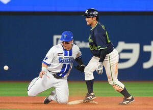 DeNA対ヤクルト　8回表ヤクルト1死一塁、二盗を決める岩田幸宏(右)。二塁手牧秀悟(撮影･滝沢徹郎)
