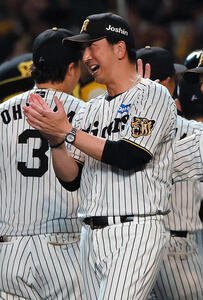阪神対広島　広島に勝利し拍手でナインを出迎える藤川球児監督(撮影･上山淳一)