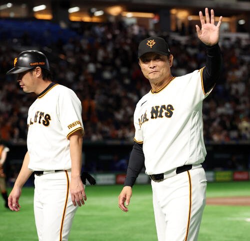 巨人対中日　サヨナラ勝利で笑顔でスタンドに手を振る巨人橋上秀樹監督代行(撮影･浅見桂子)