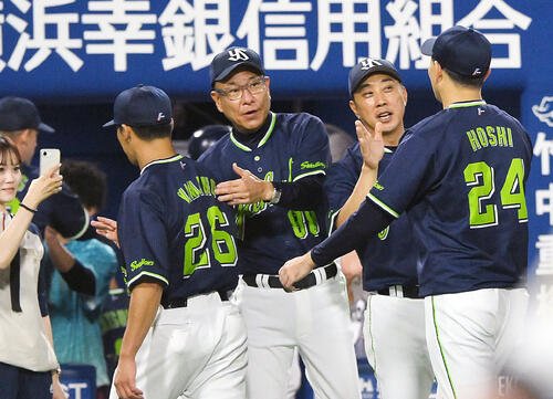 DeNA対ヤクルト　試合後、ヤクルト池山隆寛監督(中央)は山野太一(左)を迎える(撮影･滝沢徹郎)