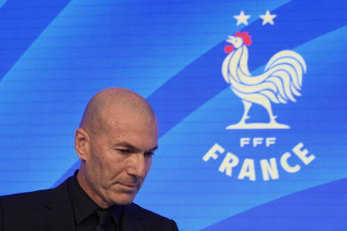 代表メンバーを発表するフランス代表のジダン新監督(AP)