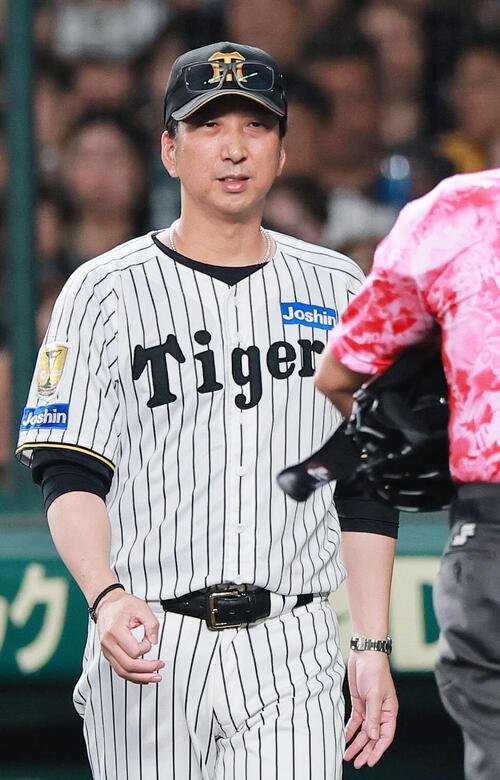 阪神対広島　8回表広島1死二塁、ラファエル･ドリスを交代させる藤川球児監督(撮影･上山淳一)