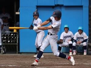 横浜ー横浜商大　3回、満塁から左犠飛を放つ横浜の川上慧(撮影･保坂淑子)