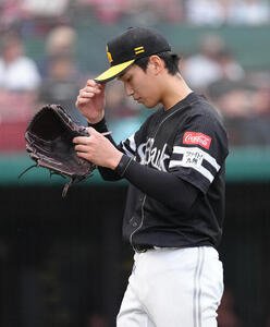 楽天対ソフトバンク　5回途中、降板するソフトバンク前田悠伍(撮影･足立雅史)