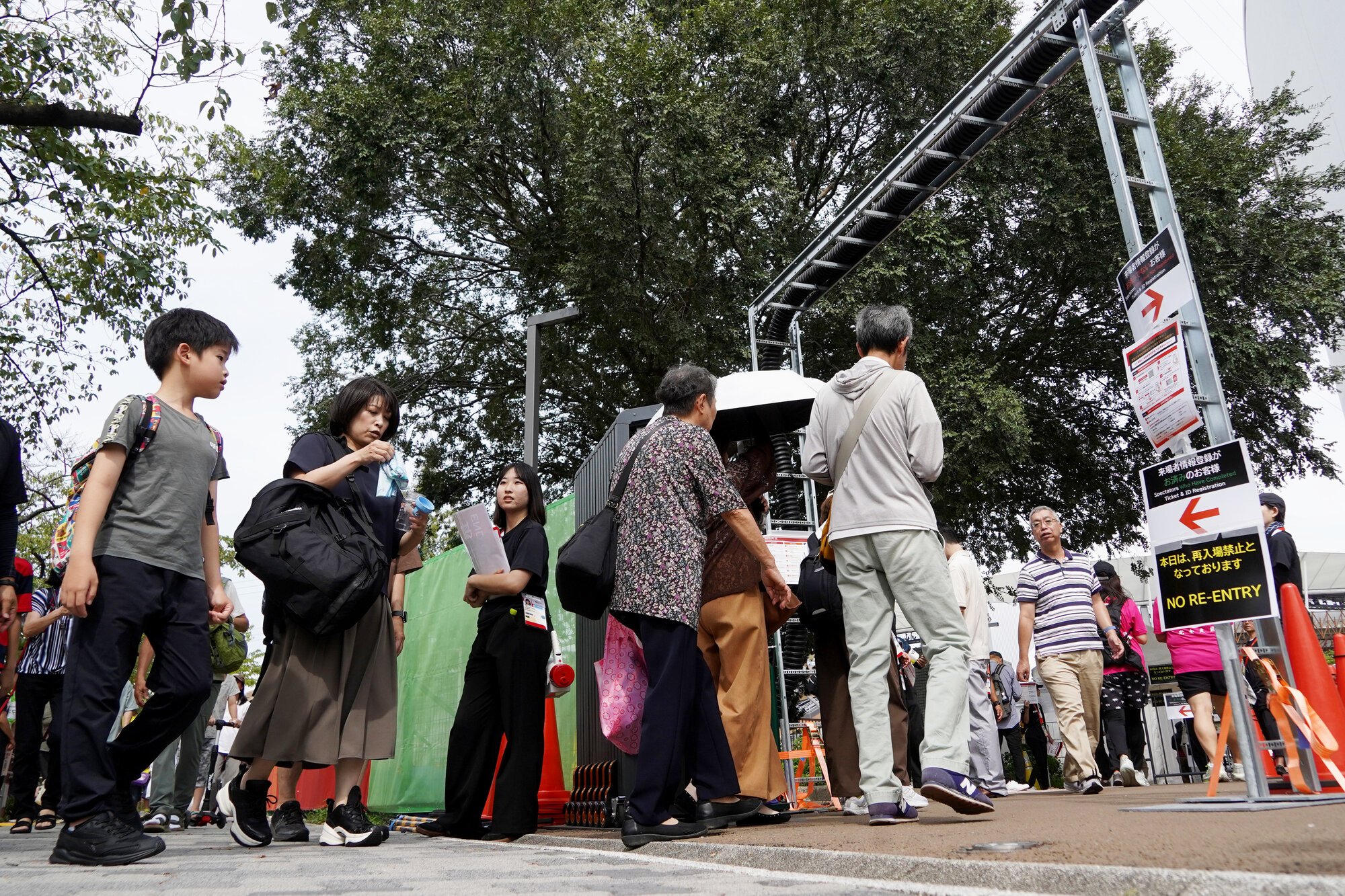 愛知･名古屋アジア大会の開会式を観戦するため入場する人たち=2026年9月19日午後1時30分、名古屋市瑞穂区の瑞穂公園陸上競技場、小玉重隆撮影
