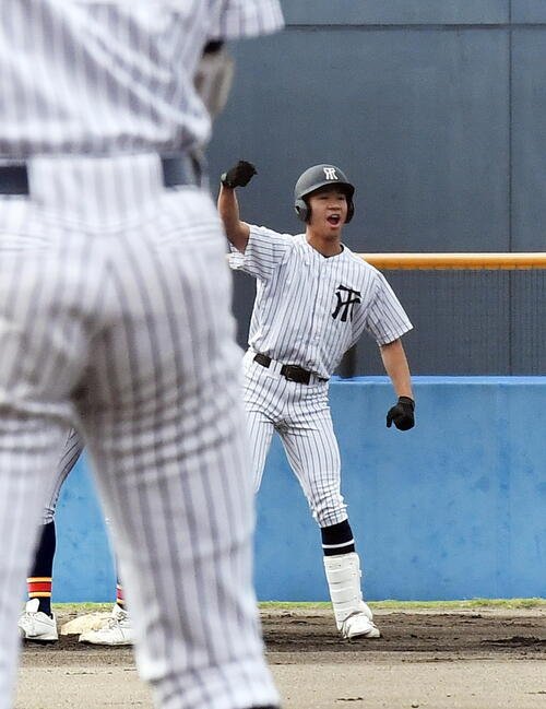 常葉大菊川対加藤学園　初回に3点二塁打を放ちガッツポーズする常葉大菊川･大石(撮影･前田和哉)