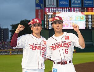 楽天対ソフトバンク　勝利し、笑顔でポーズを決める楽天の早川隆久(左)と村林一輝(撮影･足立雅史)