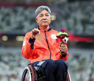 東京パラリンピック男子1500メートル(車いすT52)の表彰式で銅メダルを手にする上与那原寛和さん=2021年8月29日、国立競技場