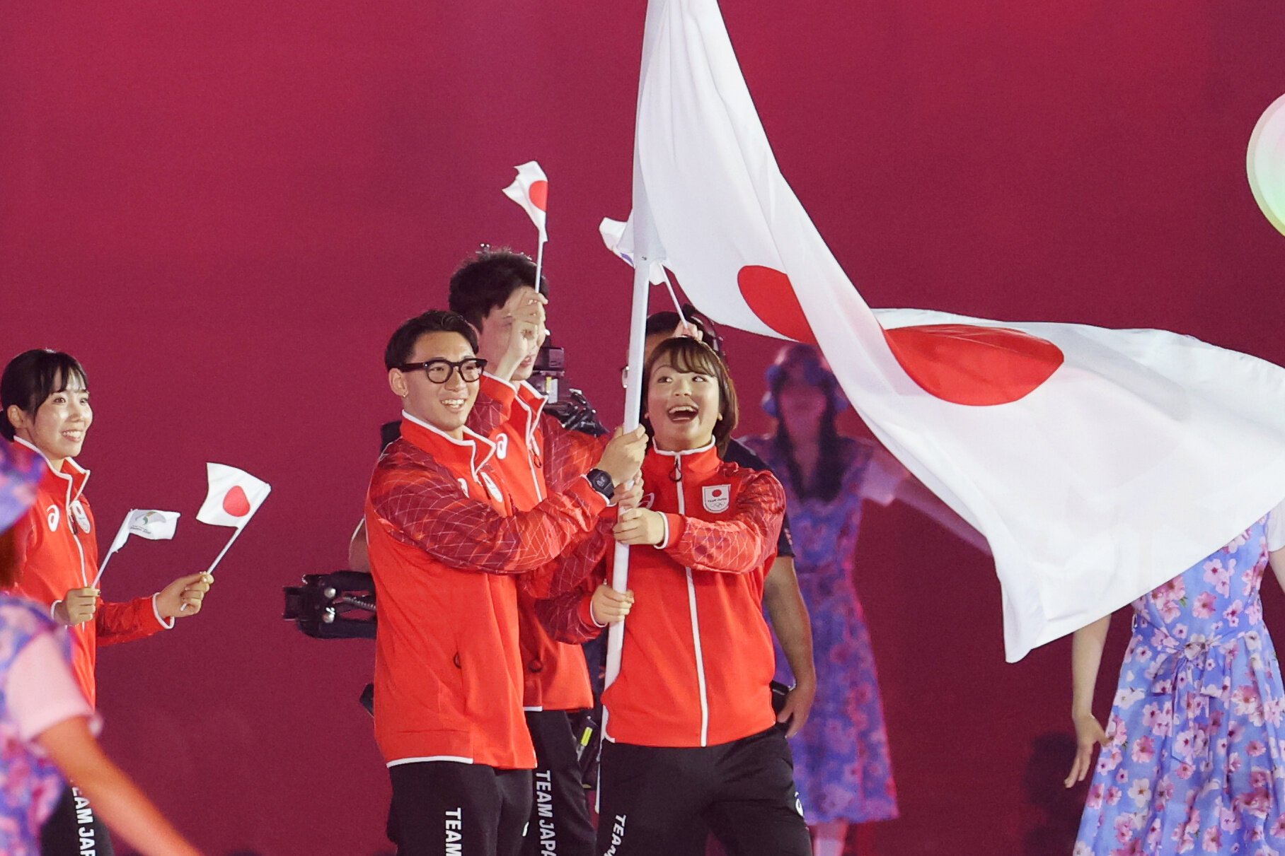 愛知･名古屋アジア大会　開会式で入場する日本選手団。旗手は藤波朱理と中村輪夢=2026年9月19日、瑞穂公園陸上競技場、溝脇正撮影