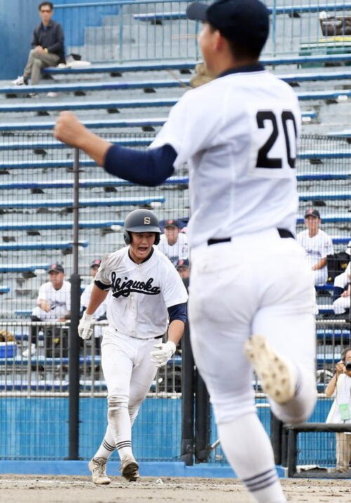 聖隷クリストファー対静岡　延長11回に決勝打を放ち、ほえる静岡･井村(奥)