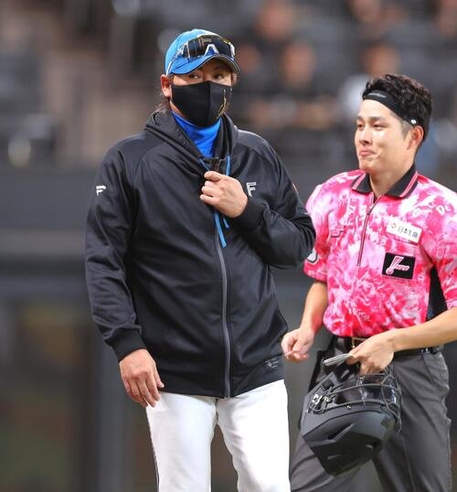 日本ハム対オリックス　選手交代を告げる新庄剛志監督(撮影･黒川智章)
