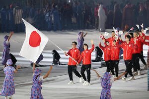 愛知･名古屋アジア大会の開会式で旗手の中村輪夢(左端)と藤波朱理(同右)を先頭に入場行進する日本選手団(撮影･宮地輝)