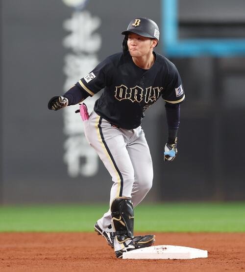 日本ハム対オリックス　2回表オリックス2死二塁、適時二塁打を放つ山中稜真(撮影･黒川智章)