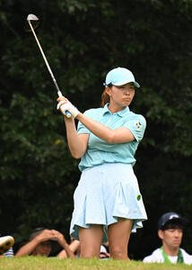 18番、ティーショットを大きく右に曲げる渋野日向子(撮影･和賀正仁)