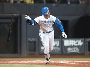 日本ハム対オリックス　6回裏日本ハム無死、本塁打を放つ柴田獅子(撮影･黒川智章)