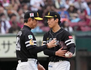 楽天対ソフトバンク　5回途中、マウンドを降りるソフトバンク前田悠伍(右)。左は小久保裕紀監督(撮影･足立雅史)