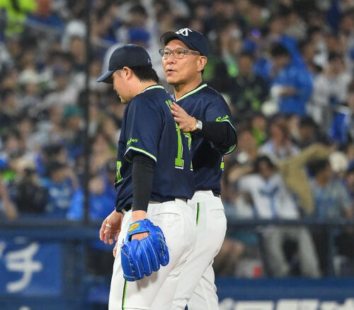 DeNA対ヤクルト　7回裏、ヤクルト池山隆寛監督(右)はDeNA牧秀悟に満塁本塁打を浴びた清水昇に声をかける(撮影･滝沢徹郎)