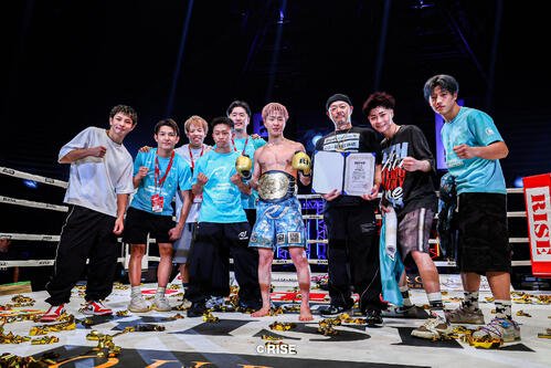 勝利した那須川龍心(右から4人目)、那須川弘幸会長(同3人目)らTEAM TEPPENの面々
