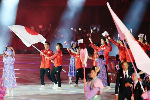 愛知･名古屋アジア大会の開会式で旗手の中村輪夢(左端)と藤波朱理(同右)を先頭に入場行進する日本選手団(撮影･宮地輝)