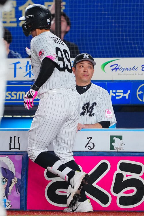 ロッテ対西武　7回裏ロッテ1死一塁、2点本塁打を放った代打ネフタリ･ソト(左)を出迎えるサブロー(大村三郎)監督(撮影･垰建太)