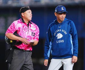 ロッテ対西武　8回裏、投手交代を告げる西武西口文也監督(撮影･垰建太)