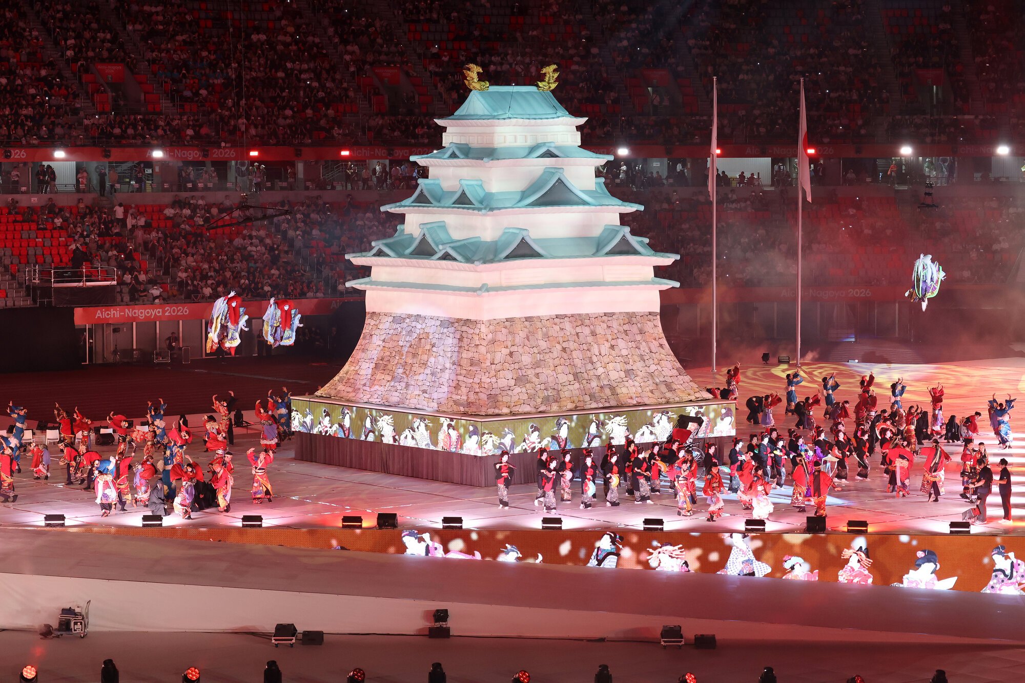 愛知･名古屋アジア大会　開会式のパフォーマンスでステージに登場した｢名古屋城｣=2026年9月19日、瑞穂公園陸上競技場、藤原伸雄撮影