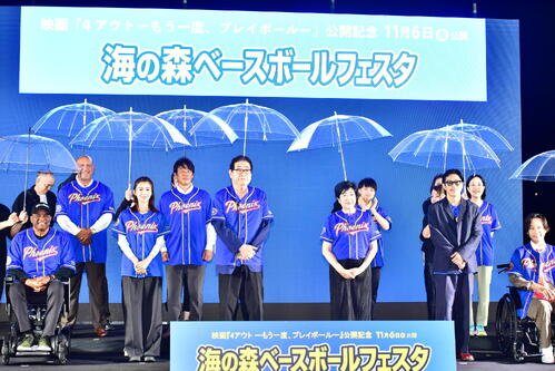 映画｢4アウトーもう一度、プレイボールー｣公開記念トークイベントに出席た、左からクロマティ氏、ラミレス氏、黒島結菜、井端弘和氏、山本浩二氏、小池百合子東京都知事、吉田葵、松本利夫、大久保朋果江東区長、寺田ユースケ
