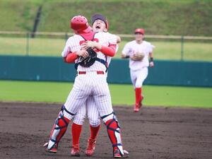 富士大対青森大　優勝を果たし抱き合いながら喜ぶ富士大･角田楓斗投手と梅村団捕手(撮影･高橋香奈)