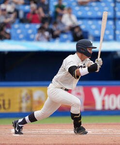 明大対東大　1回表明大無死一、三塁、榊原七斗は先制の右適時打を放つ(撮影･小沢裕)