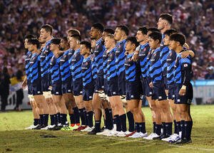 フィジー対日本　　フィジーのハカを見つめる日本の選手たち(撮影･野上伸悟)