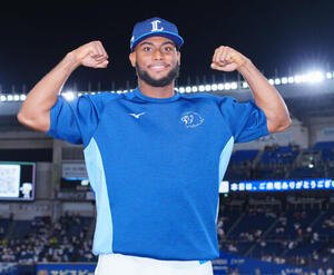 ロッテ対西武　ロッテに勝利しヒーローインタビューを終えた西武アレクサンダー･カナリオはポーズを決める(撮影･垰建太)