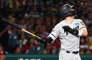 阪神対広島　1回裏阪神1死二、三塁、佐藤輝明は左犠飛を放ち同点とする(撮影･加藤哉)
