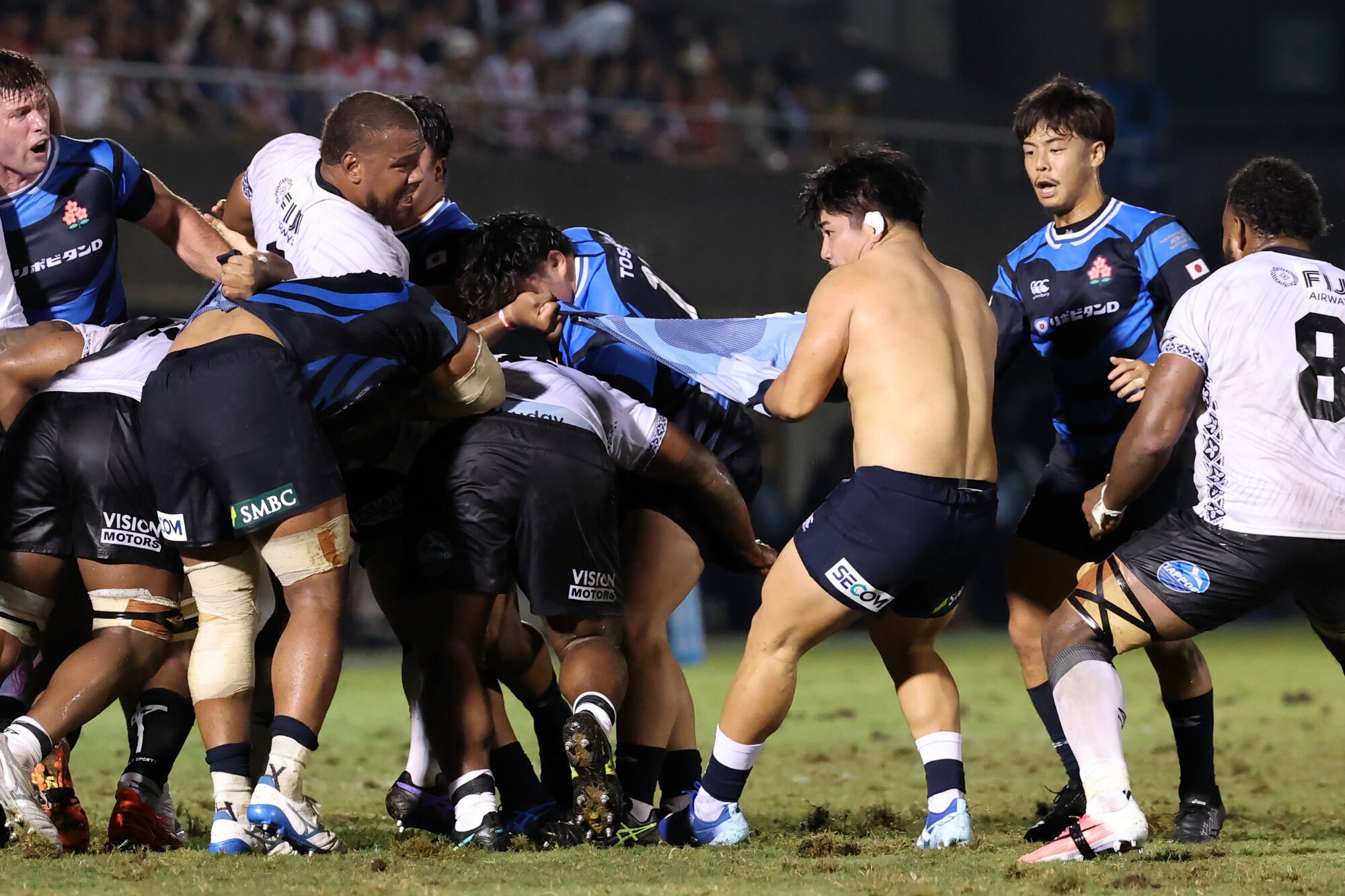 後半、服が脱げながらもボールを保持する佐藤健次(中央右)=米田怜央撮影