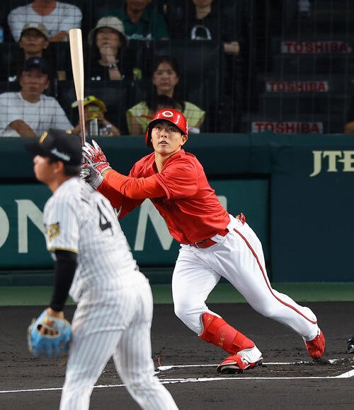 阪神対広島　1回表広島無死、佐藤啓介は先制本塁打を放つ(撮影･上田博志)