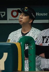 阪神対広島　6回表広島2死二塁、藤川球児監督は佐々木泰に適時二塁打を浴び考え込む(撮影･上山淳一)