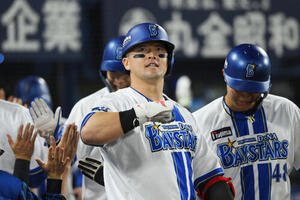 DeNA対ヤクルト　7回裏DeNA1死満塁、牧秀悟(中央)は満塁本塁打を放ちポーズを決める(撮影･滝沢徹郎)