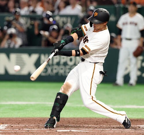 巨人対中日　4回裏巨人1死満塁、吉川尚輝は2点適時打を放つ(撮影･浅見桂子)