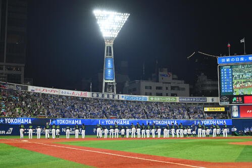 DeNA対ヤクルト　試合後、横浜スタジアムのファンにあいさつするヤクルトの選手たち(撮影･滝沢徹郎)